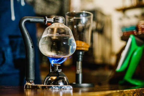 Quels sont les avantages d'une cafetière à siphon pour un café au goût raffiné?