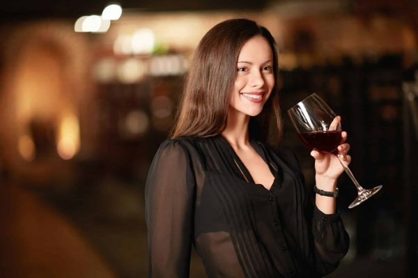 Quelles sont les meilleures pratiques pour offrir une expérience de dégustation de vins effervescents dans un bar à vin?